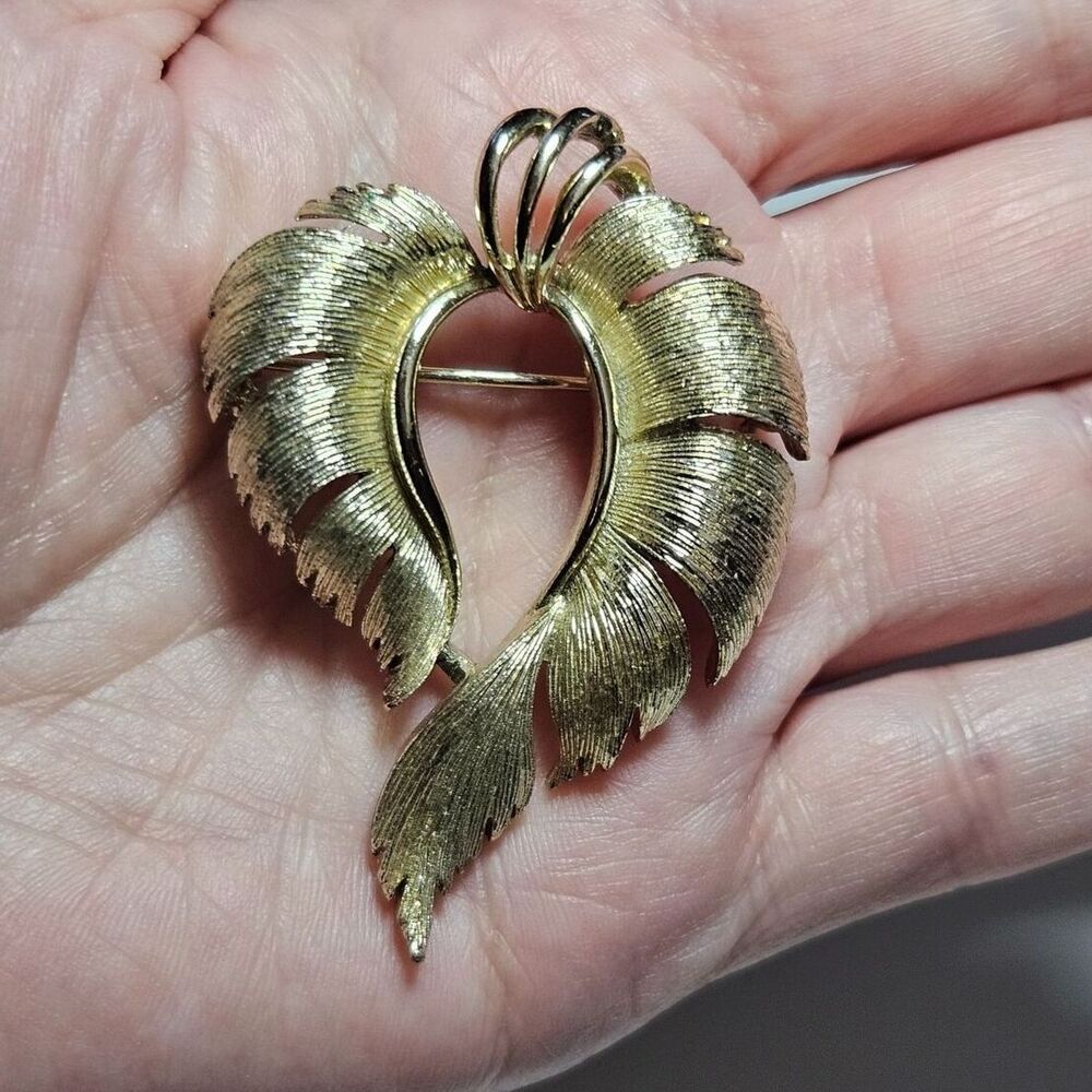 Vintage Lisner gold tone brooch abstract